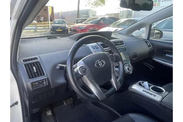 Toyota Prius (2017) thumbnail 6