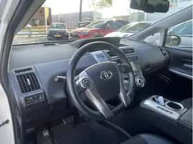 Toyota Prius (2017) thumbnail 6
