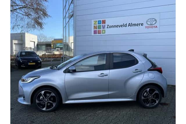 Toyota Yaris (2025) thumbnail 2