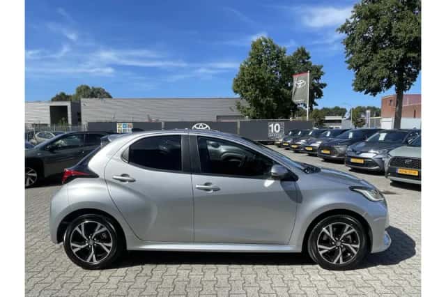Toyota Yaris (2025) thumbnail 2