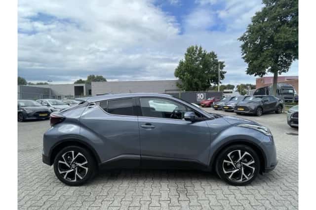 Toyota C-HR (2020) thumbnail 2