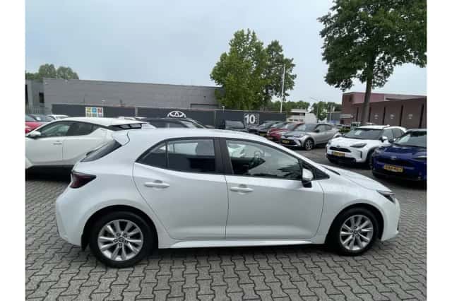 Toyota Corolla (2024) thumbnail 2