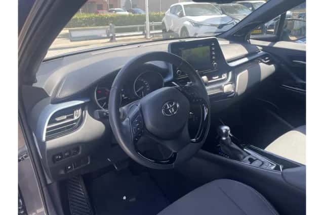 Toyota C-HR (2021) thumbnail 6