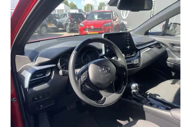 Toyota C-HR (2020) thumbnail 6