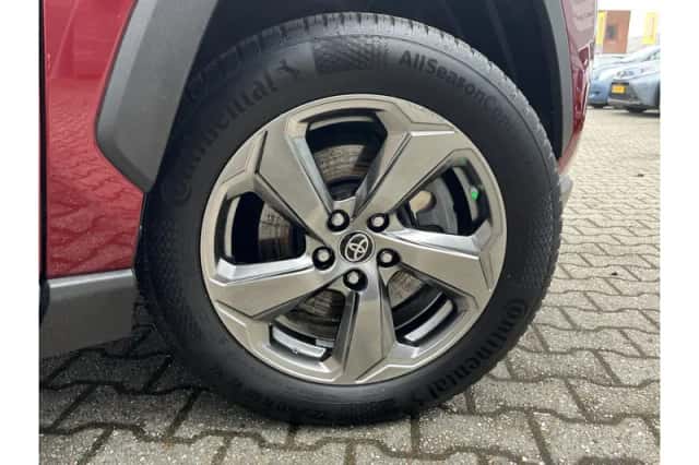 Toyota RAV4 (2021) thumbnail 3