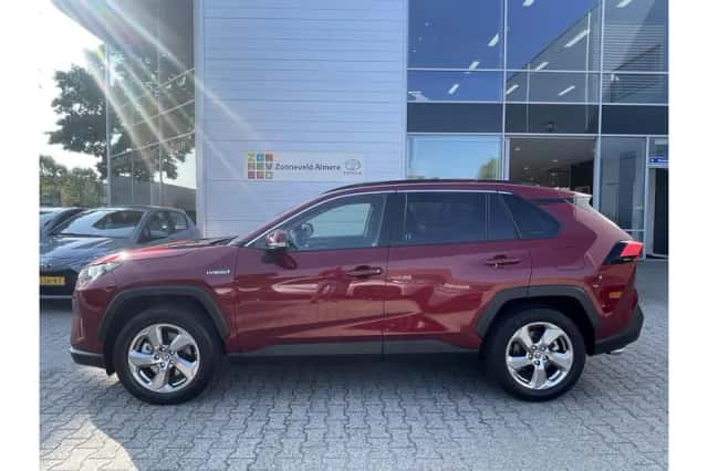Toyota RAV4 (2021) thumbnail 2