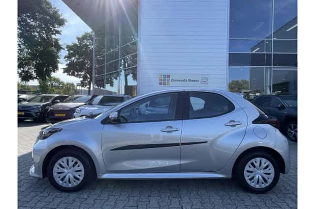 Toyota Yaris (2022) thumbnail 2