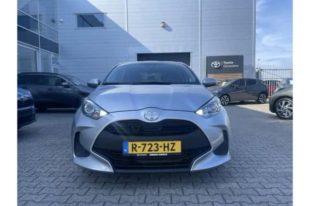 Toyota Yaris (2022) thumbnail 3