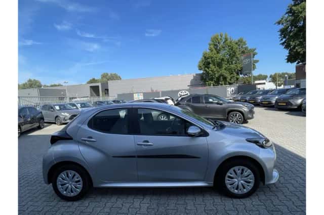 Toyota Yaris (2022) thumbnail 4