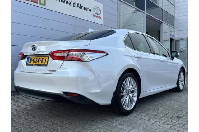 Toyota Camry (2020) thumbnail 2