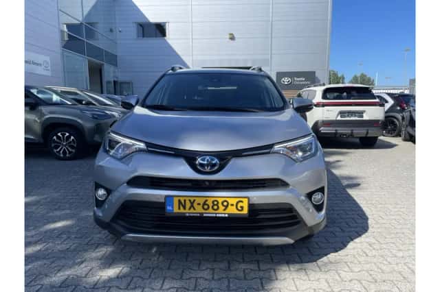 Toyota RAV4 (2017) thumbnail 3