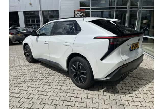 Toyota bZ4X (2025) thumbnail 3