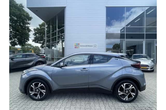 Toyota C-HR (2023) thumbnail 2