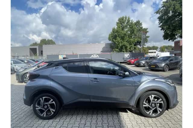 Toyota C-HR (2022) thumbnail 4