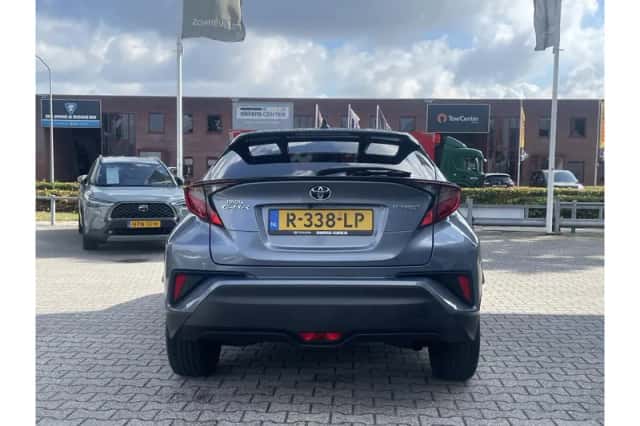 Toyota C-HR (2022) thumbnail 5