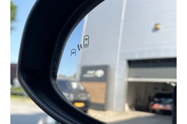 Toyota C-HR (2019) thumbnail 3