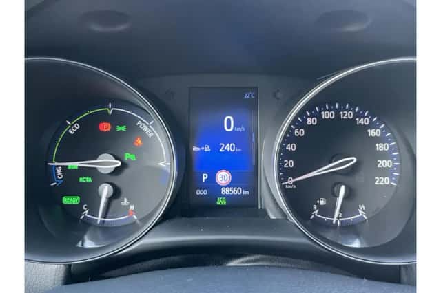 Toyota C-HR (2019) thumbnail 4