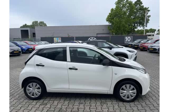 Toyota Aygo (2017) thumbnail 2
