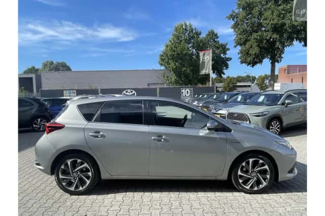 Toyota Auris (2016) thumbnail 2
