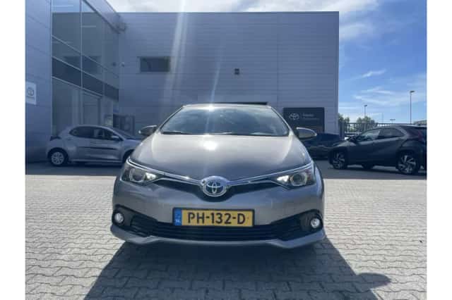 Toyota Auris (2016) thumbnail 3