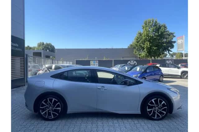 Toyota Prius (2024) thumbnail 2