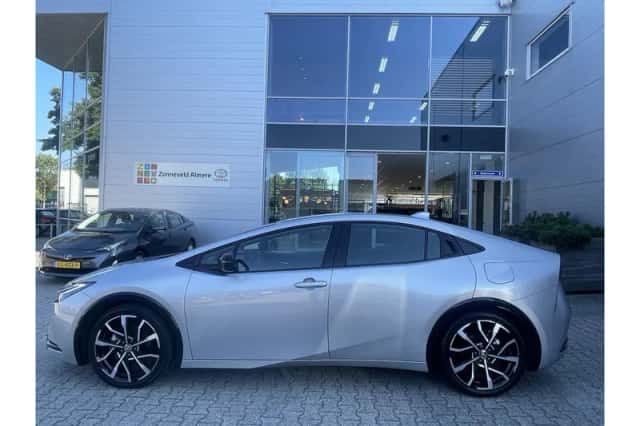 Toyota Prius (2024) thumbnail 4