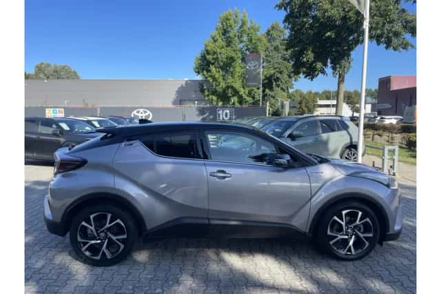 Toyota C-HR (2016) thumbnail 2