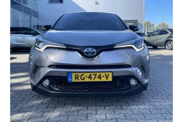 Toyota C-HR (2016) thumbnail 3