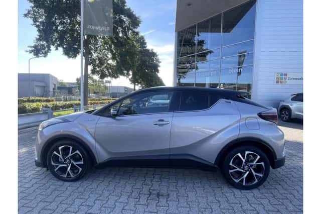 Toyota C-HR (2016) thumbnail 4