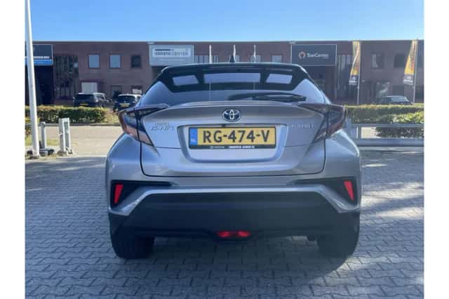 Toyota C-HR (2016) thumbnail 5