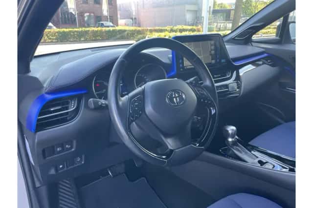 Toyota C-HR (2016) thumbnail 6