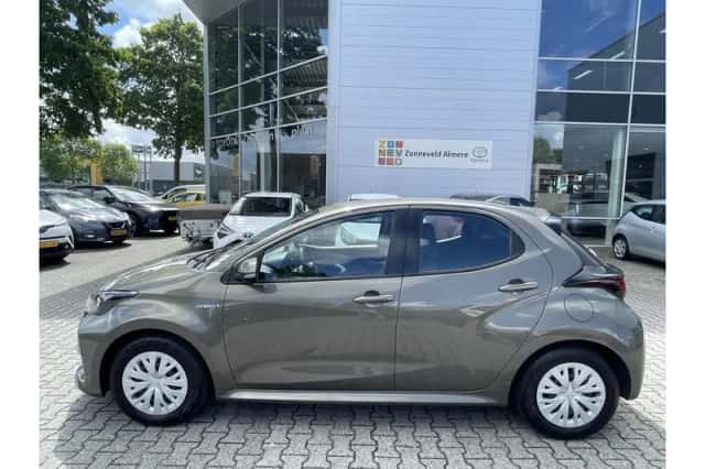 Toyota Yaris (2021) thumbnail 2