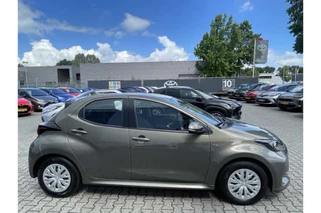 Toyota Yaris (2021) thumbnail 4