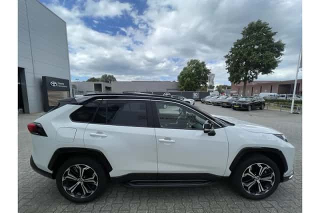 Toyota RAV4 (2025) thumbnail 2