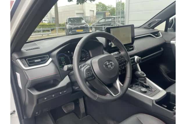 Toyota RAV4 (2025) thumbnail 6