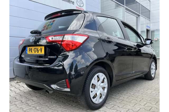 Toyota Yaris (2017) thumbnail 2