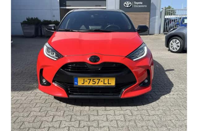Toyota Yaris (2020) thumbnail 3
