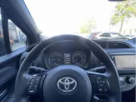 Toyota Yaris (2017) thumbnail 17