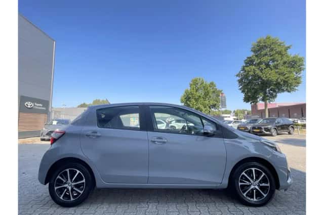 Toyota Yaris (2020) thumbnail 2