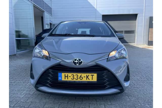 Toyota Yaris (2020) thumbnail 3