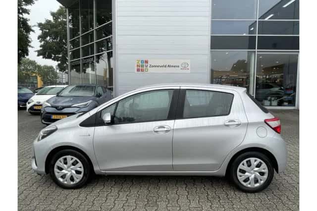 Toyota Yaris (2017) thumbnail 2