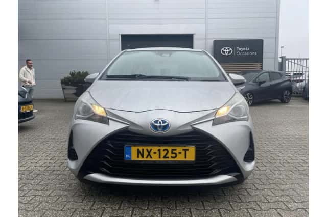 Toyota Yaris (2017) thumbnail 3