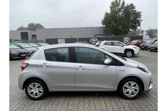 Toyota Yaris (2017) thumbnail 4