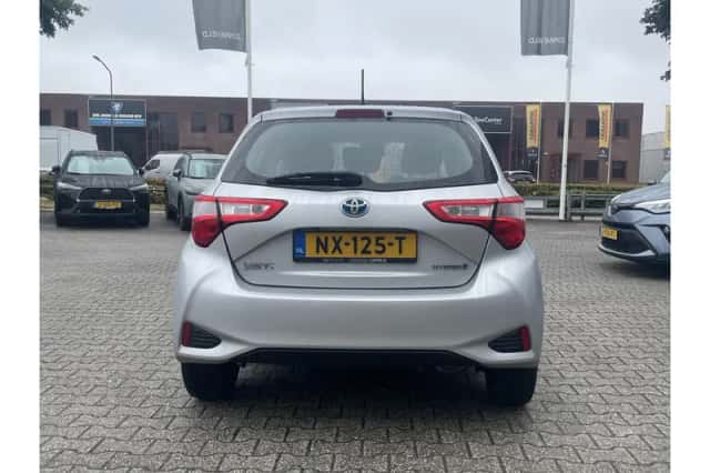 Toyota Yaris (2017) thumbnail 5