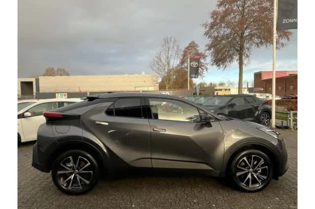 Toyota C-HR (2025) thumbnail 2
