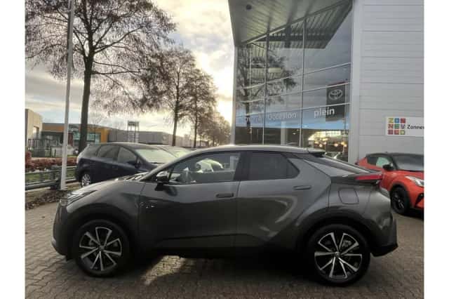 Toyota C-HR (2025) thumbnail 4