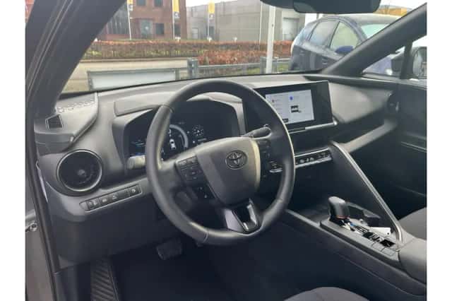 Toyota C-HR (2025) thumbnail 6