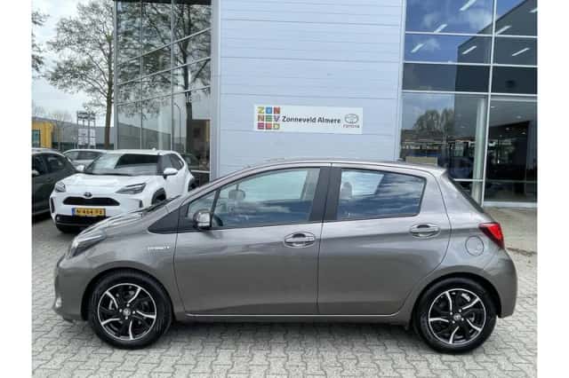 Toyota Yaris (2017) thumbnail 2