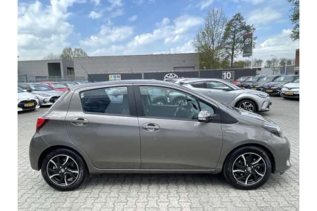 Toyota Yaris (2017) thumbnail 4