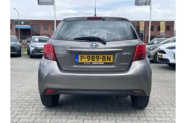 Toyota Yaris (2017) thumbnail 5